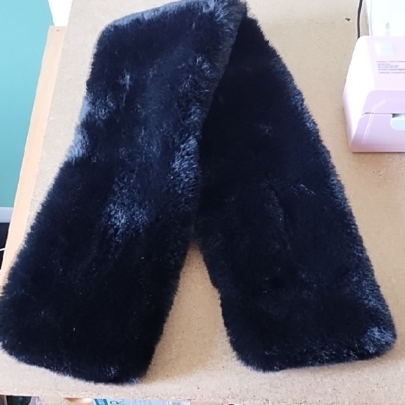 Lauren Conrad faux fur stole - Picture 1 of 5